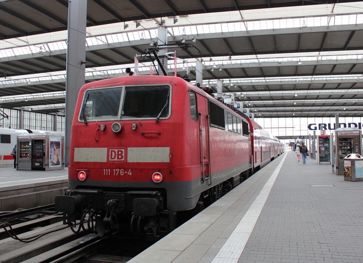 111 176-4 am 9. April 2012 im Hauptbahnhof M�nchen.