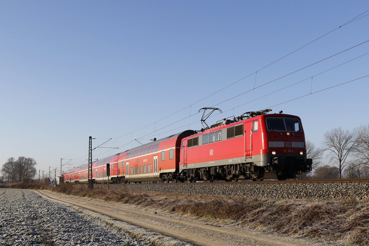 111 181-4 mit einem Regionalzug von M�nchen nach Landshut. Aufgenommen am 30. Dezember 2016 kurz vor Freising.