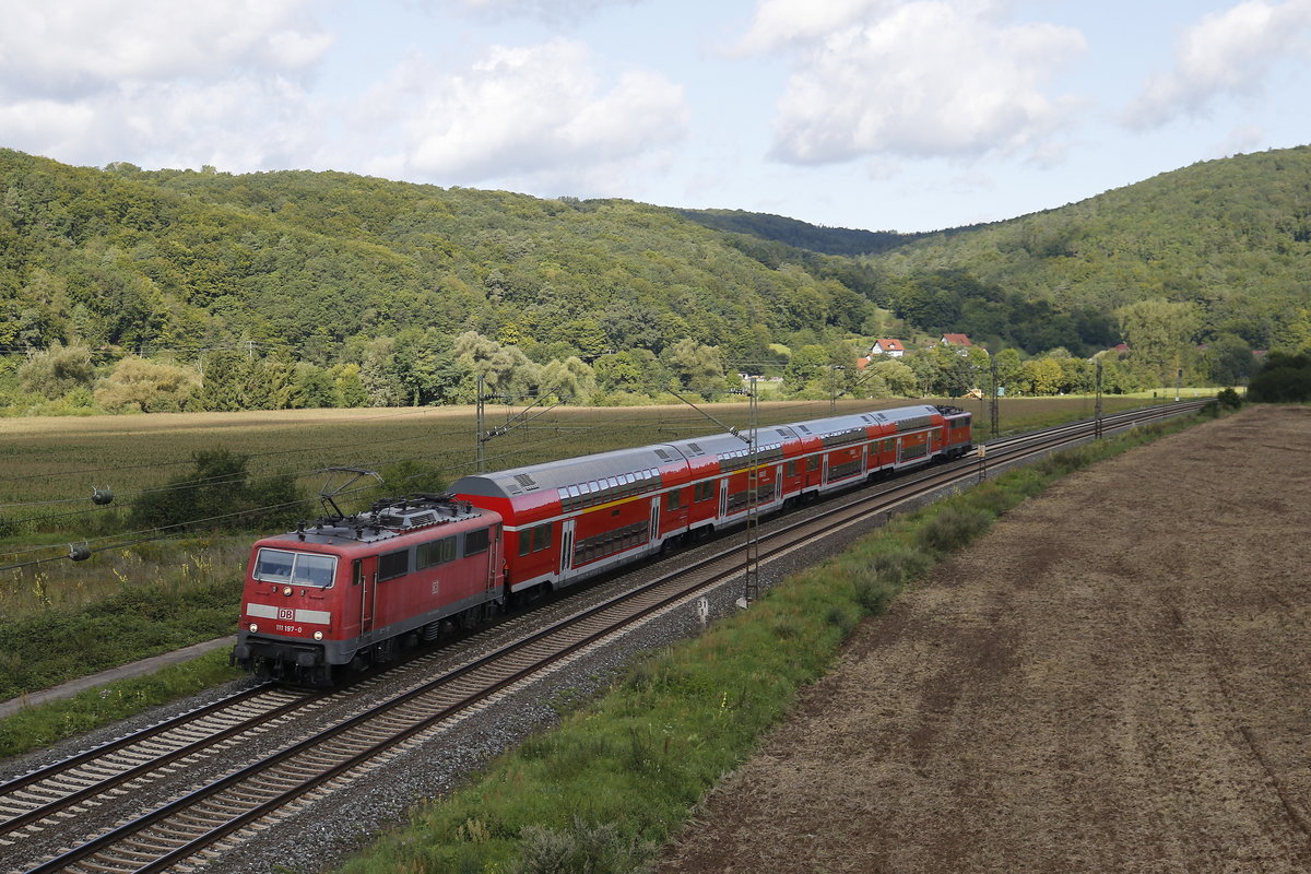 111 197-0 mit einem Regionalzug aus Gem�nden kommend am 19. August 2017 bei Harrbach.