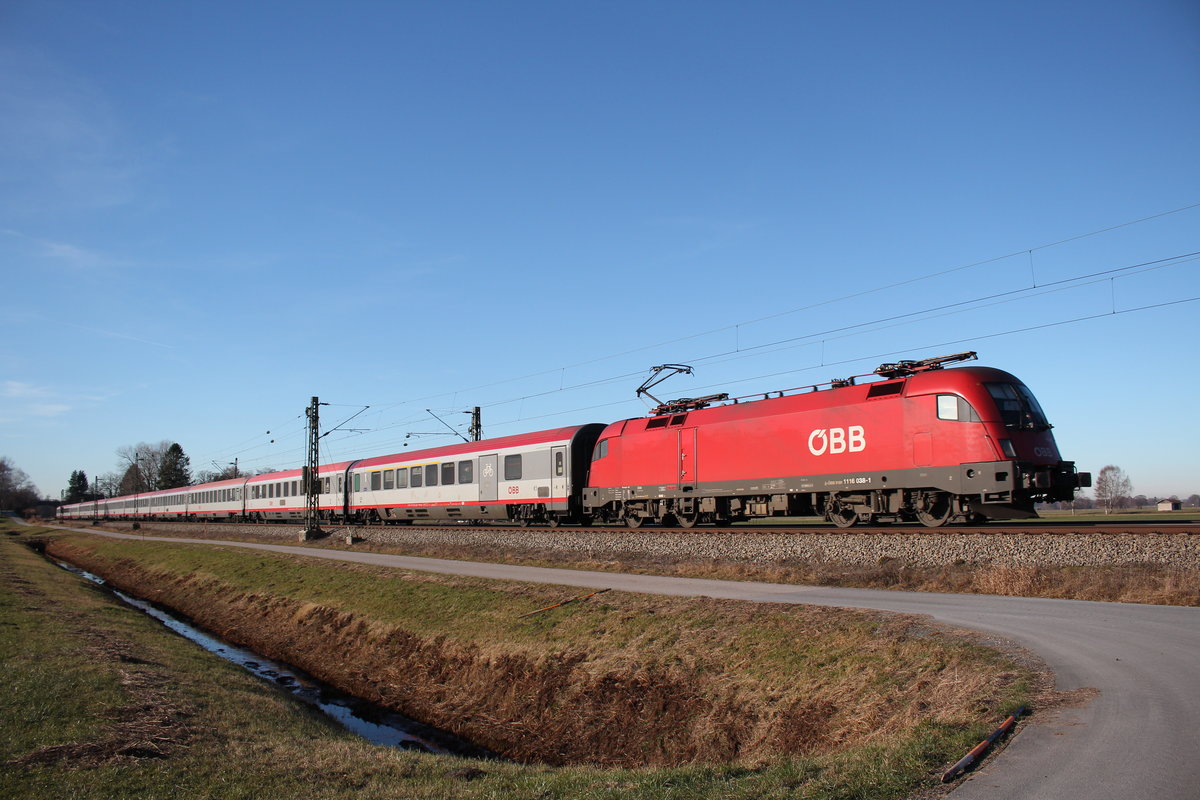 1116 038-1 auf dem Weg nach Salzburg. Aufgenommen am 10. Dezember 2016 bei �bersee am Chiemsee.