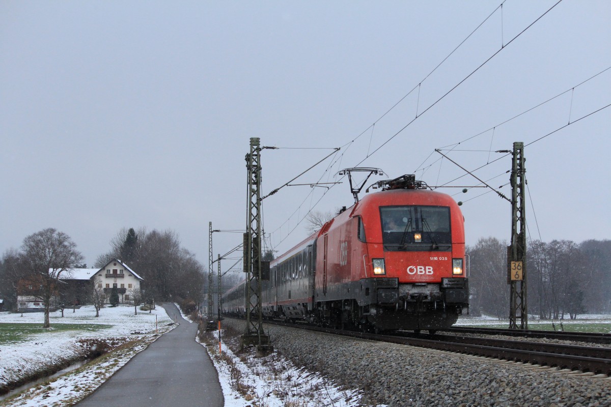 1116 038-1 bei leichtem Schneefall am 3. Februar 2013 bei �bersee am Chiemsee.