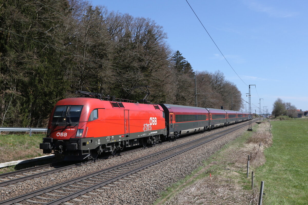1116 049 war am 11. April 2025 bei Hufschlag in Richtung Rosenheim unterwegs.
