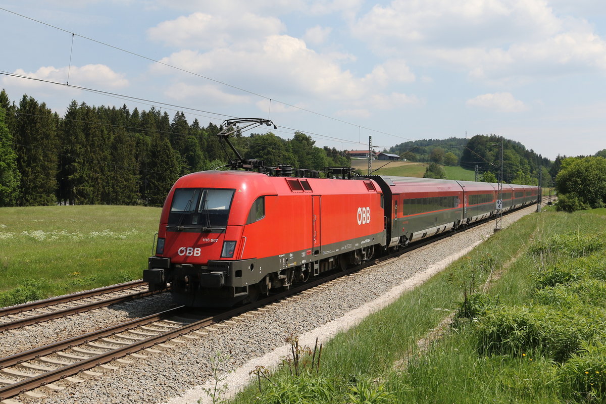 1116 067 schob am 19. Mai 2020 bei Grabenst�tt einen Railjet in Richtung Salzburg.