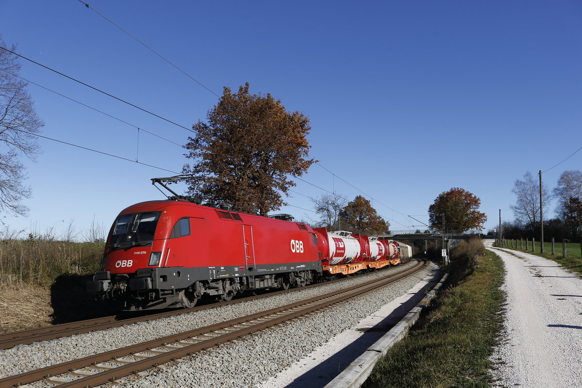 1116 076 mit einem G�terzug am 10. November 2018 bei Grabenst�tt am Chiemsee.