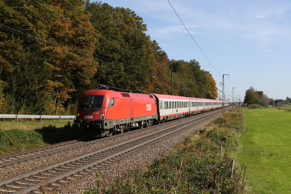 1116 079 war am 16. Oktober 2024 bei Hufschlag mit einem  EC  in Richtung M�nchen unterwegs.