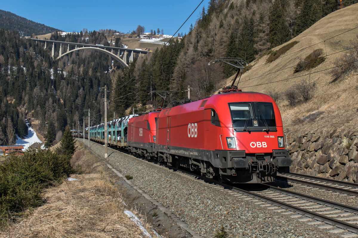 1116 085-2 und 1116 076-1 mit einem Autozug am 19. M�rz 2016 kurz vor St. Jodok am Brenner.