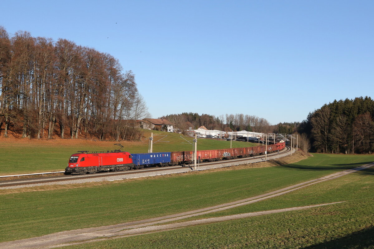 1116 094 mit einem gemischten G�terzug aus Salzburg kommend am 18. Dezember 2023 bei Axdorf im Chiemgau.