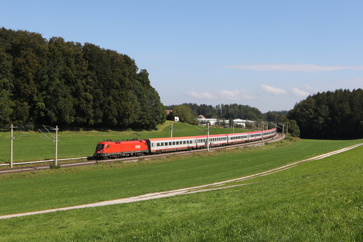 1116 097 mit einem  EC  aus Salzburg kommend am 18. September 2024 bei Axdorf.