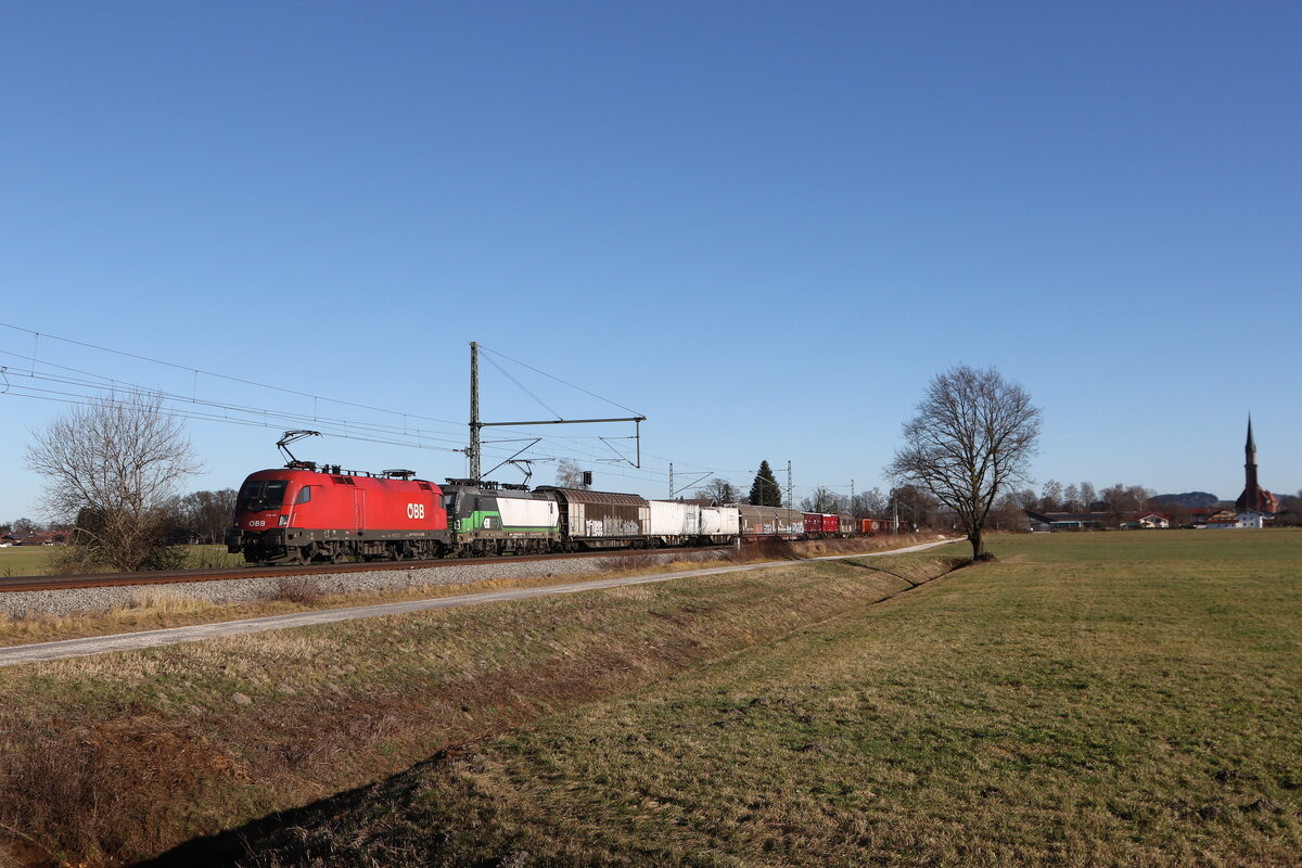 1116 101 und 6193 239 mit dem  Papierzug  aus Salzburg kommend am 10. Dezember 2025 bei �bersee am Chiemsee.