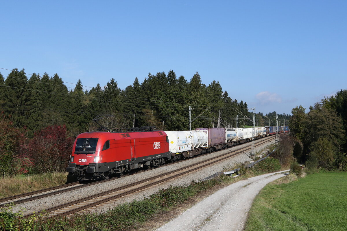 1116 102 mit dem  WALTER-KLV  aus Salzburg kommend am 18. Oktober 2021 bei Grabenst�tt im Chiemgau.