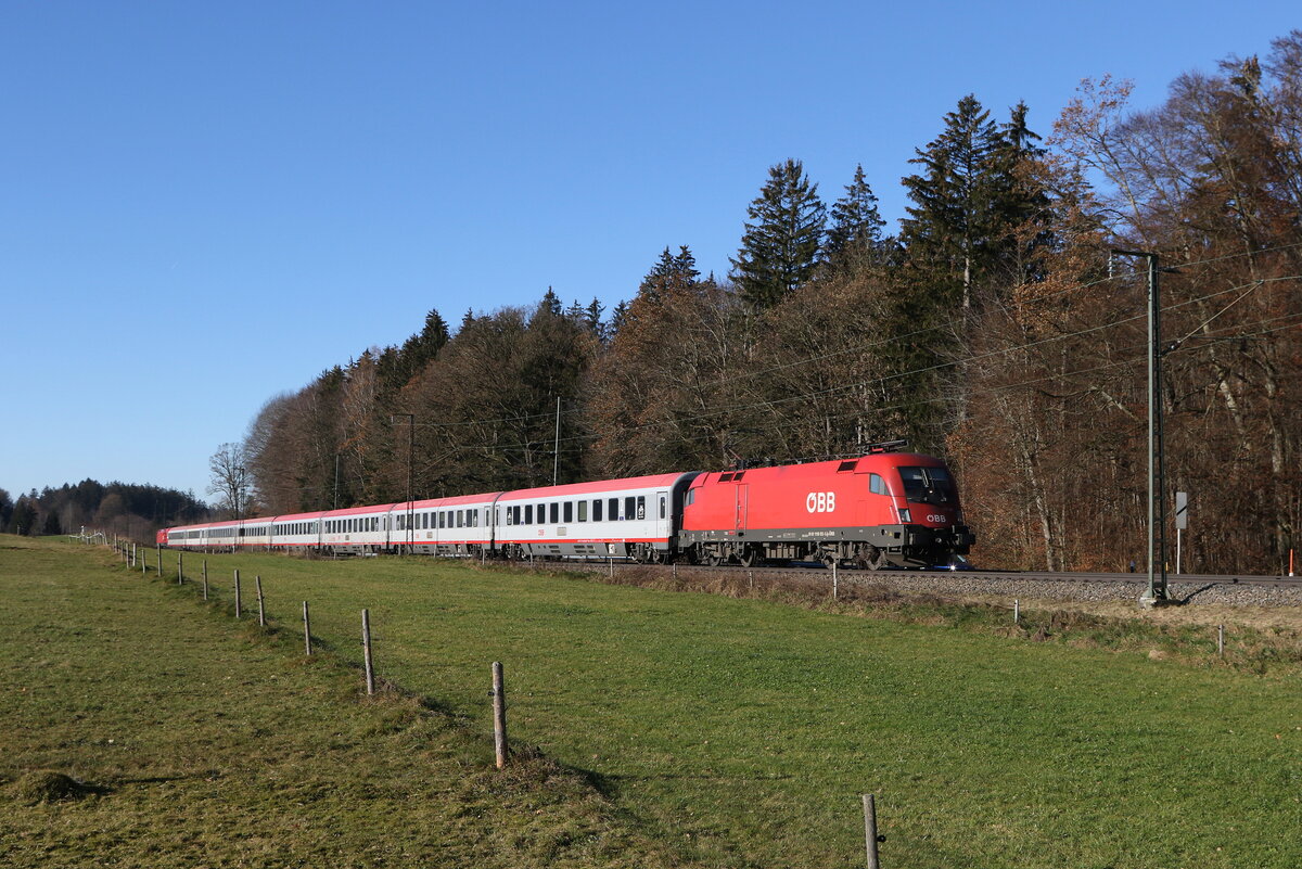 1116 102 mit einem  EC  aus M�nchen kommend am 30. November 2024 bei Hufschlag.
