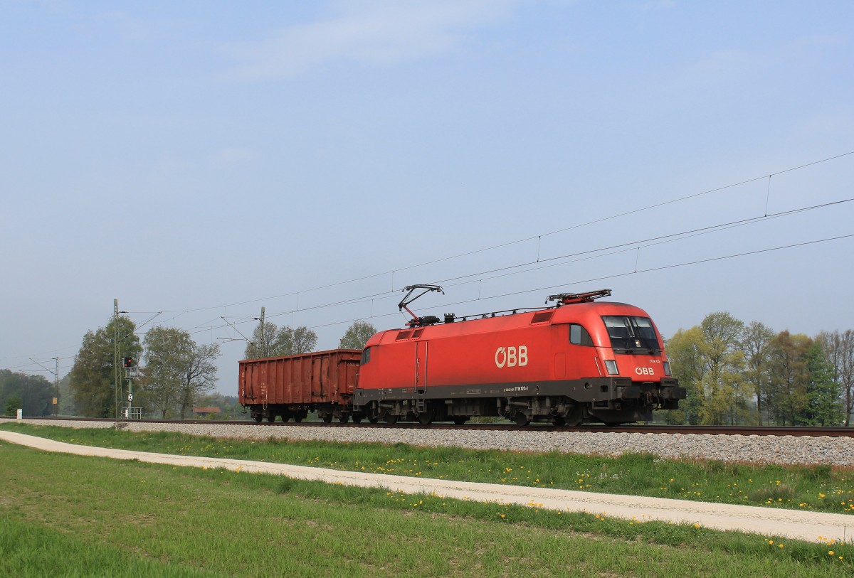 1116 123-1 mit  schwerer  Last am 1. Mai 2013 bei �bersee am Chiemsee.