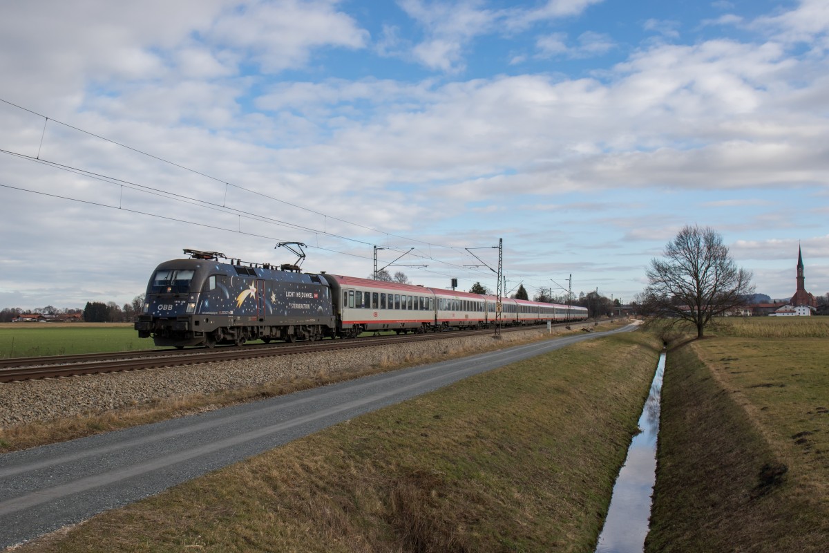 1116 126-4  Licht ins Dunkel  mit dem EC 662 auf dem Weg nach M�nchen am 6. Januar 2016 bei �bersee am Chiemsee.