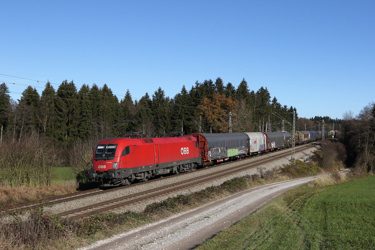 1116 129 mit einem gemischten G�terzug am 18. November 2020 bei Grabenst�tt im Chiemgau.