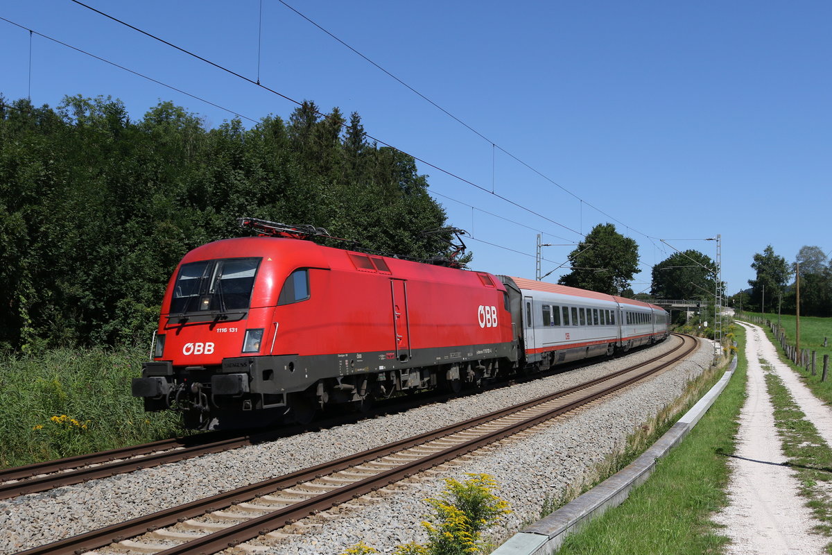 1116 131 war am 18. August 2019 bei Grabenst�tt im Chiemgau mit einem Sonderzug in Richtung Innsbruck unterwegs.