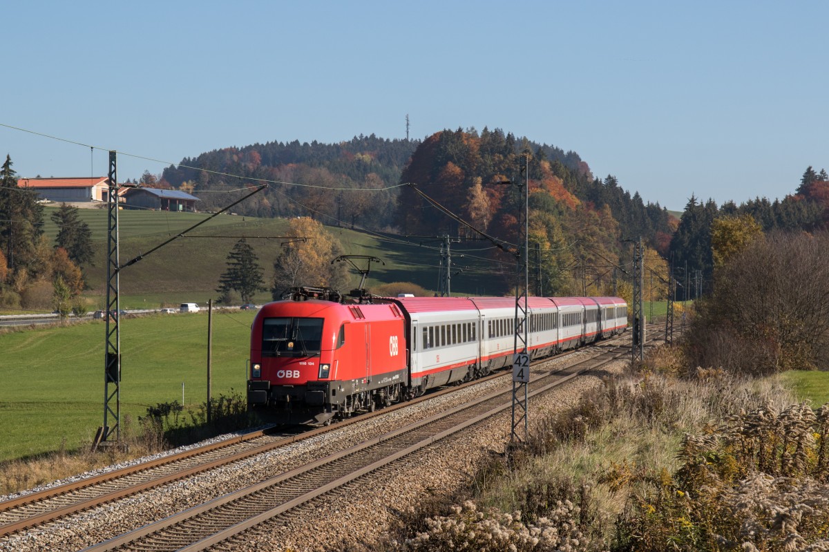 1116 134 mit einem Korridorzug aus Salzburg kommend am 31. Oktober 2015 bei Grabenst�tt.