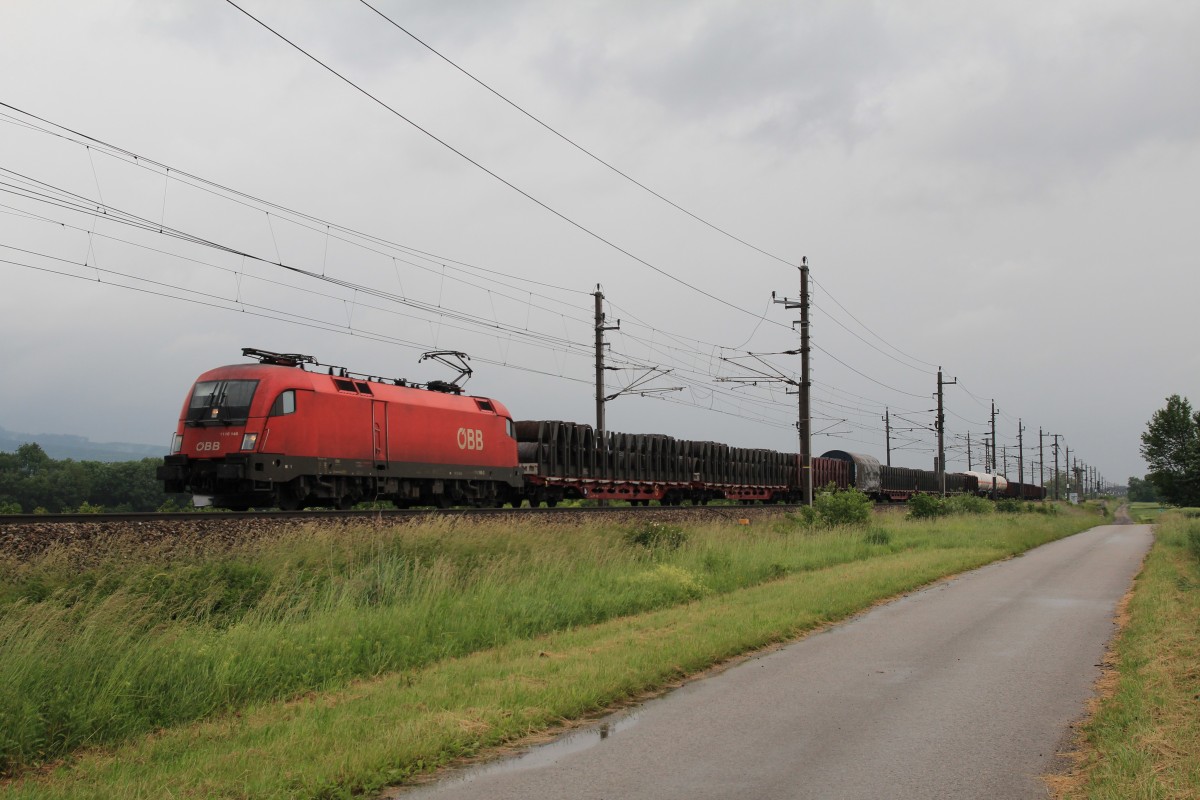 1116 146-2 war mit einem gemischten G�terzug am 29. Mai 2014 bei Gro�sierning unterwegs.