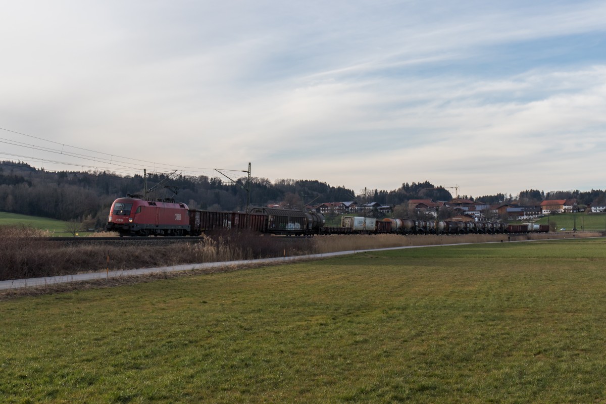 1116 159-5 war am 12. Februar 2016 mit einem gemischten G�terzug bei Bernau am Chiemsee in Richtung Salzburg unterwegs.