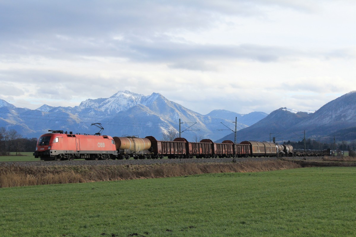1116 166-8 mit einem gemischten G�terzug aus Salzburg kommend am 2. Januar 2013 bei Weisham.
