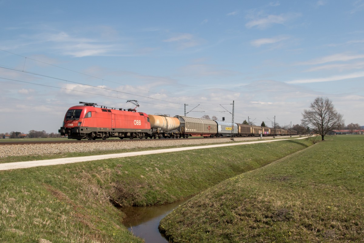 1116 175-9 mit einem gemischten G�terzug aus Salzburg kommend am 8. April 2015 bei �bersee.