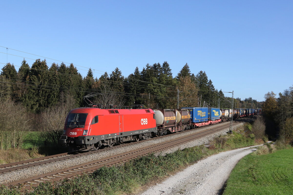 1116 179 mit einem  KLV  aus Salzburg kommend am 31. Oktober 2022 bei Grabenst�tt im Chiemgau.