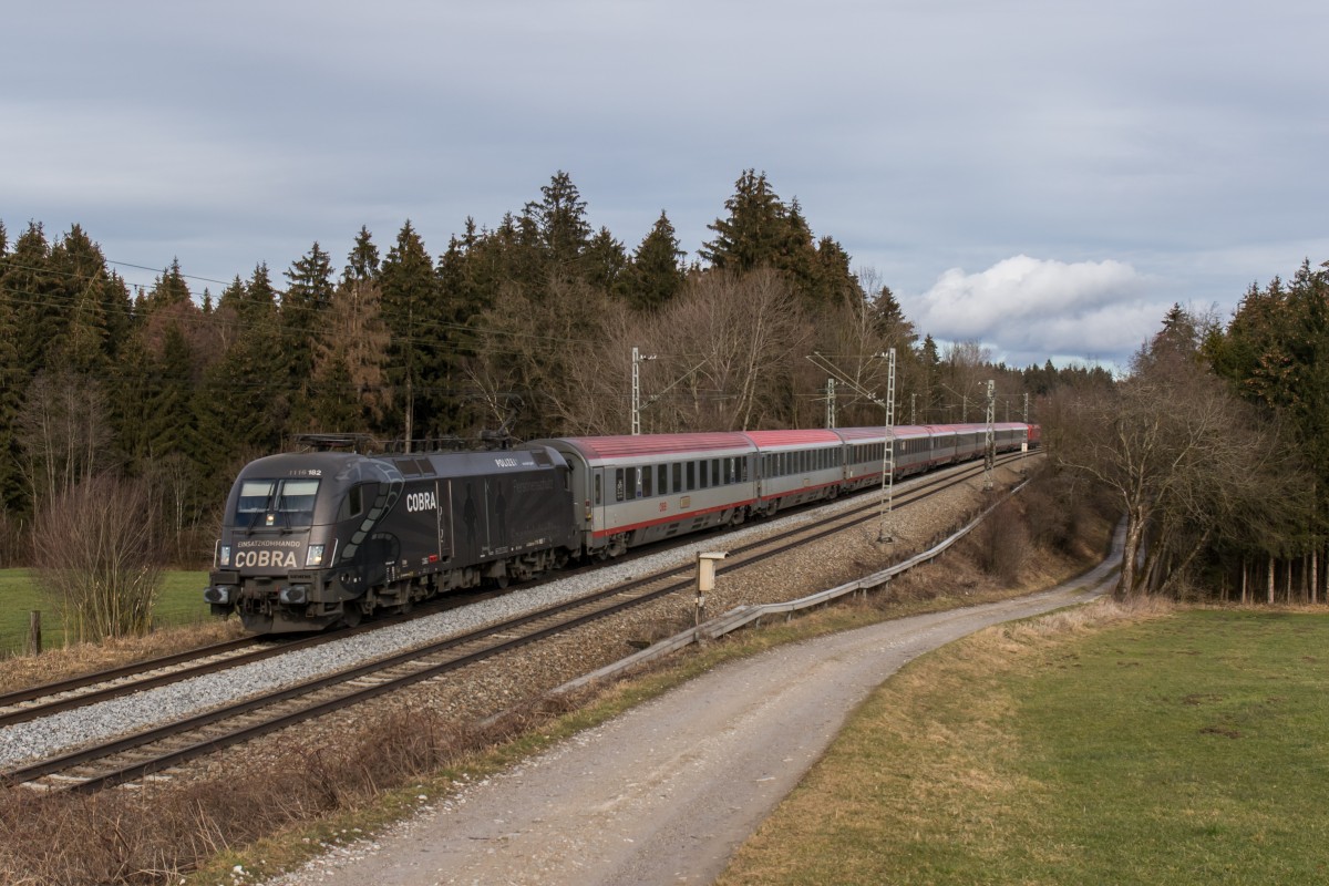 1116 182-7 der  Cobra-Stier  am 13. Februar 2016 aus Salzburg kommend bei Grabenst�tt.