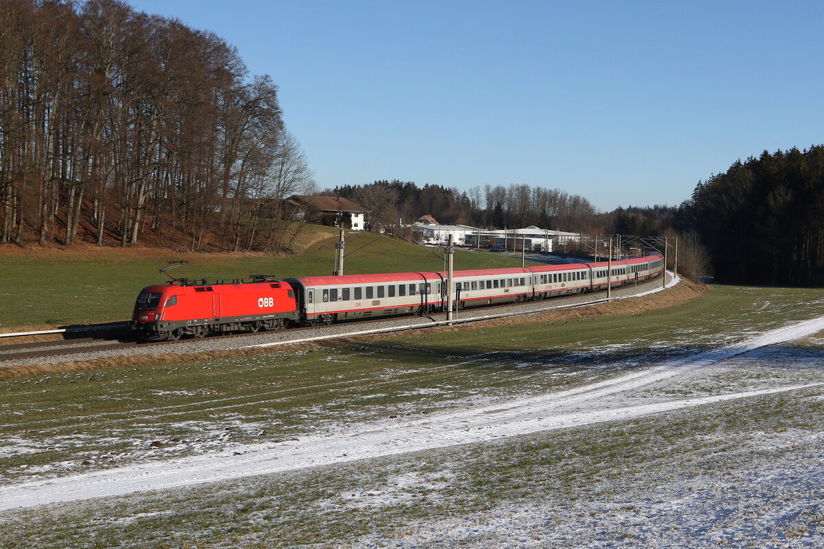 1116 191 war mit einem  EC  aus Salzburg kommend am 19. Januar 2025 bei Axdorf in Richtung M�nchen unterwegs.