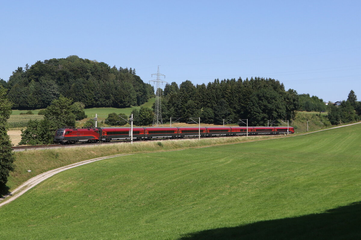 1116 203 war am 19. August 2025 bei Vachendorf in Richtung Rosenheim unterwegs.