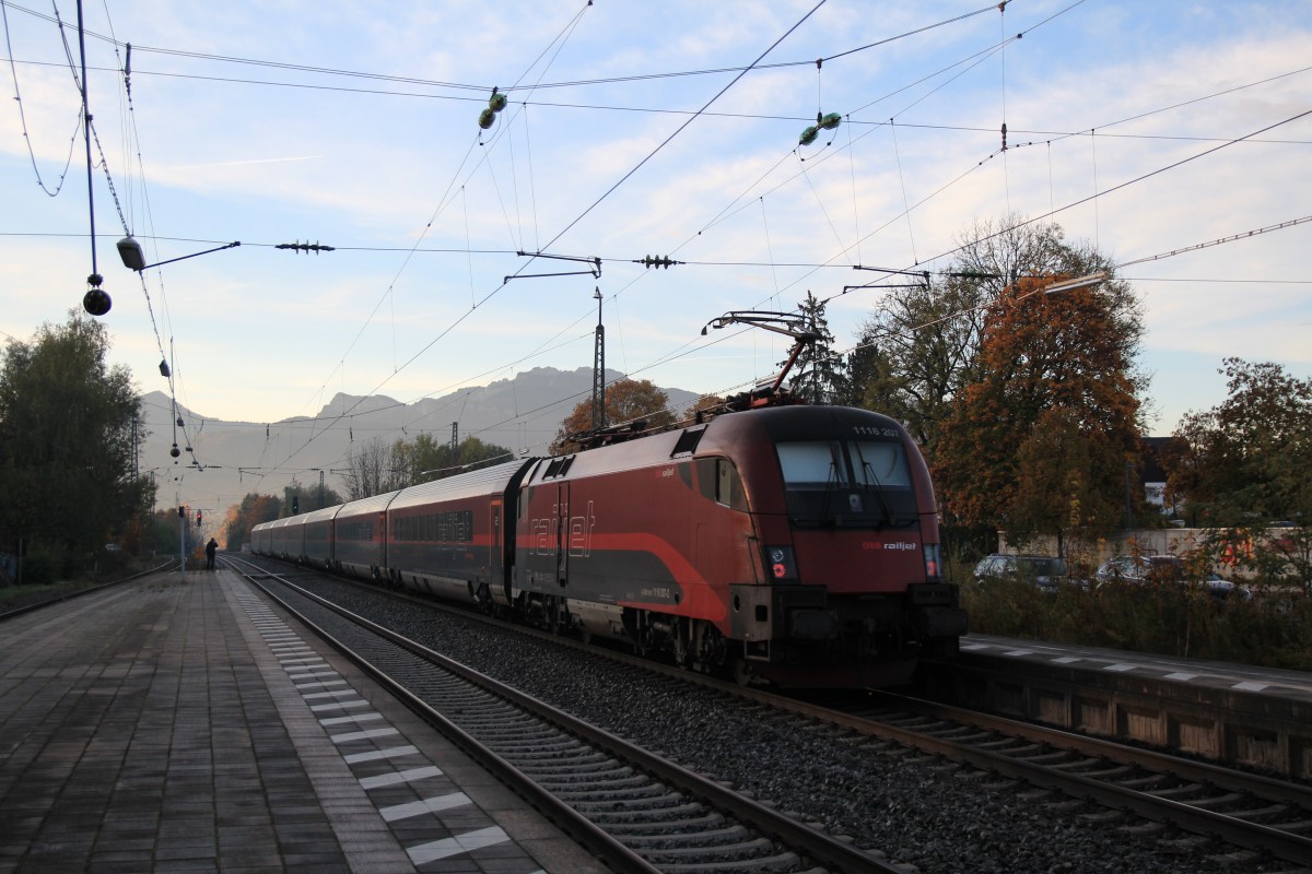 1116 207-2 durchf�hrt am 21. Oktober 2013 schiebend den Bahnhof von Prien am Chiemsee.