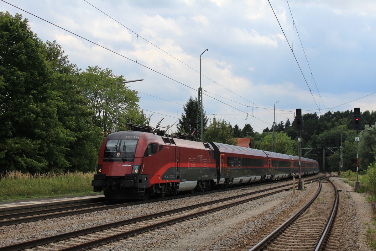 1116 213-0 bei der Einfahrt in den Bahnhof von Assling am 14. August 2013.