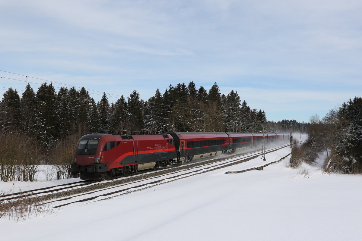 1116 219 mit einem Railjet aus Salzburg kommend am 27. Januar 20021 bei Grabenst�tt im Chiemgau.