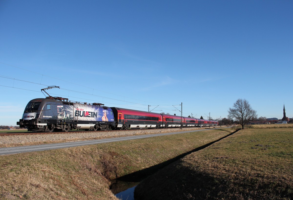1116 222-1  Red Bulletin  mit einem  Railjet  am 28. Dezember 2015 bei �bersee.