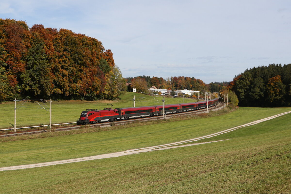 1116 222 aus Salzburg kommend am 21. Oktober 2025 bei Axdorf im Chiemgau.