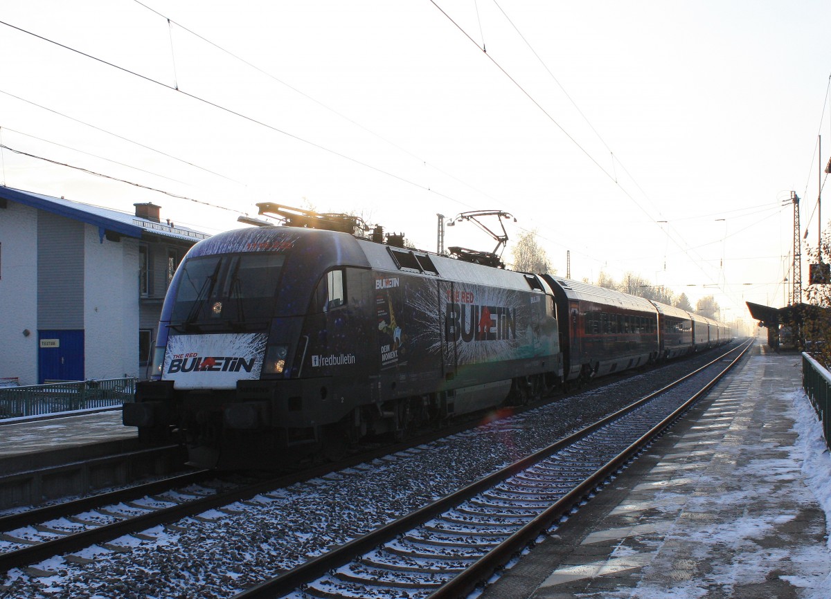 1116 222 der neueste  Werbe-Ochse  der ÖBB wirbt für  RED-BULL . Hier durchfährt er am 27. November 2013 mit einem Rail-Jet den Bahnhof von Prien am Chiemsee in Richtung Innsbruck.