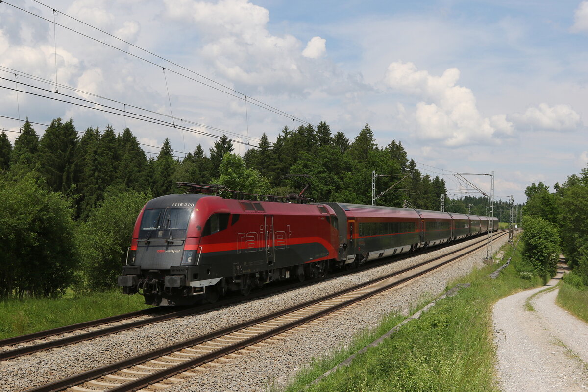 1116 228 auf dem Weg nach M�nchen am 8. Juni 2021 bei Grabenst�tt im Chiemgau.
