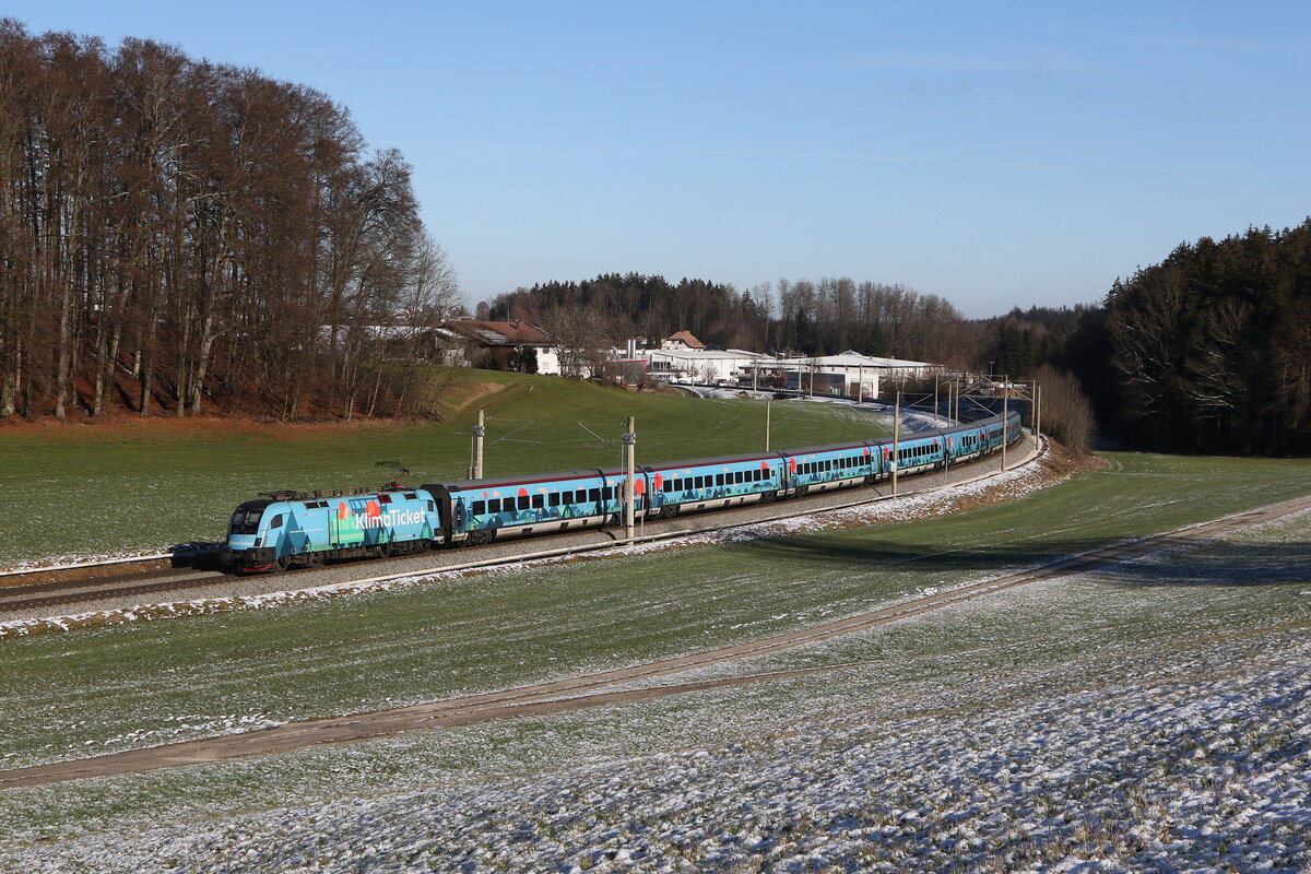 1116 244 der  Klima-Ticket-Railjet  war am 25. Dezember 2024 bei Axdorf in Richtung Rosenheim unterwegs.