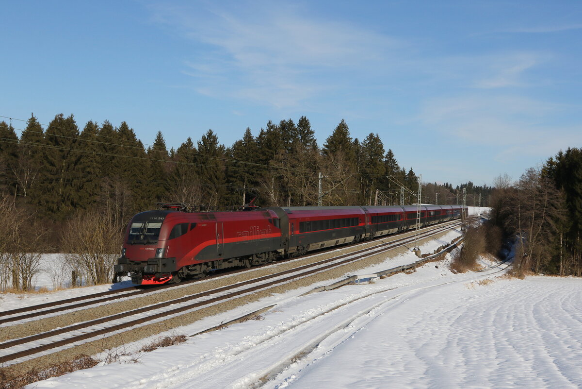1116 247 mit einem  Railjet  aus Salzburg kommend am 24. Januar 2022 bei Grabenst�tt.