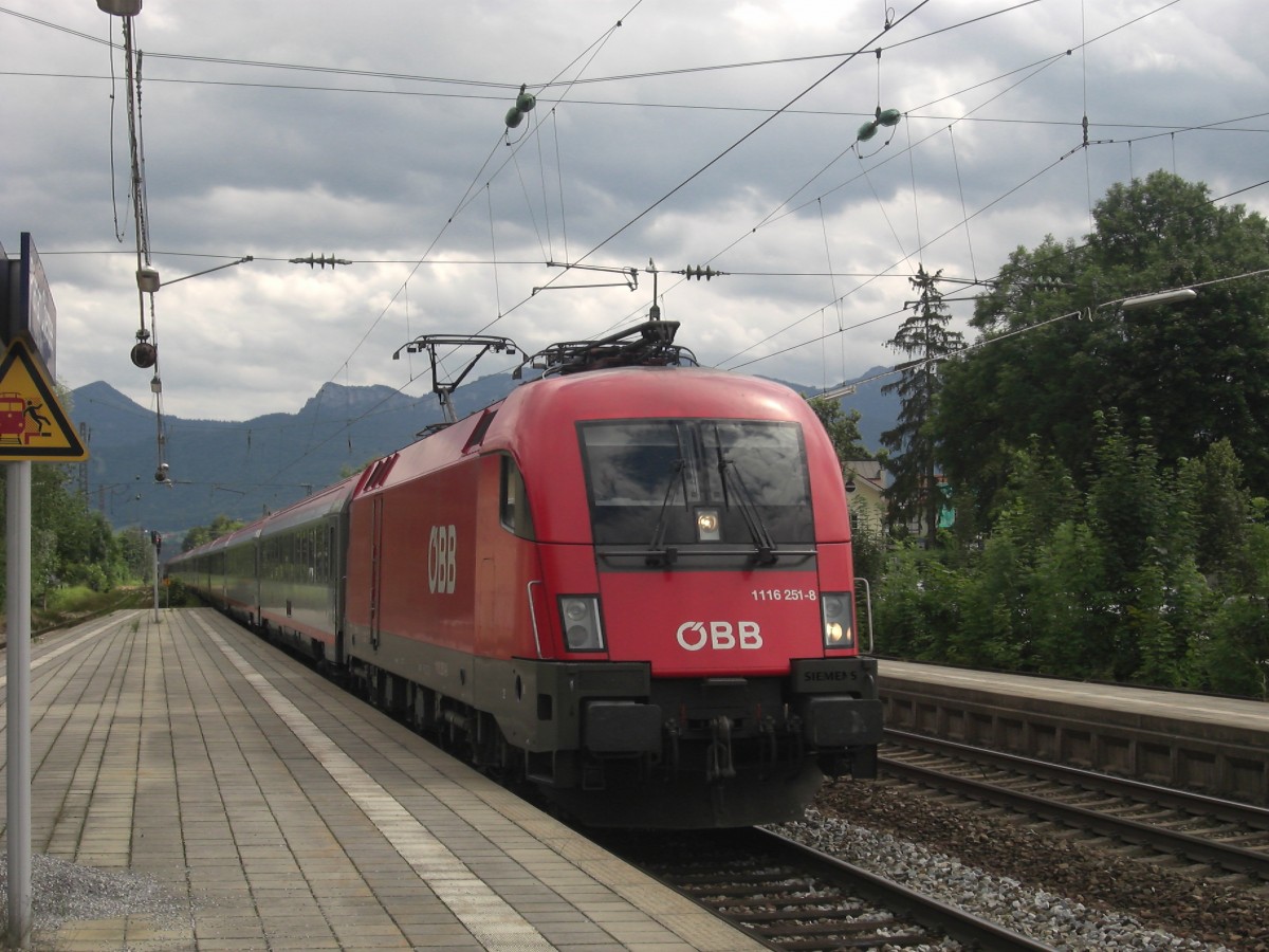 1116 251 durchf�hrt am 10. Juli 2009 den Bahnhof von Prien am Chiemsee.