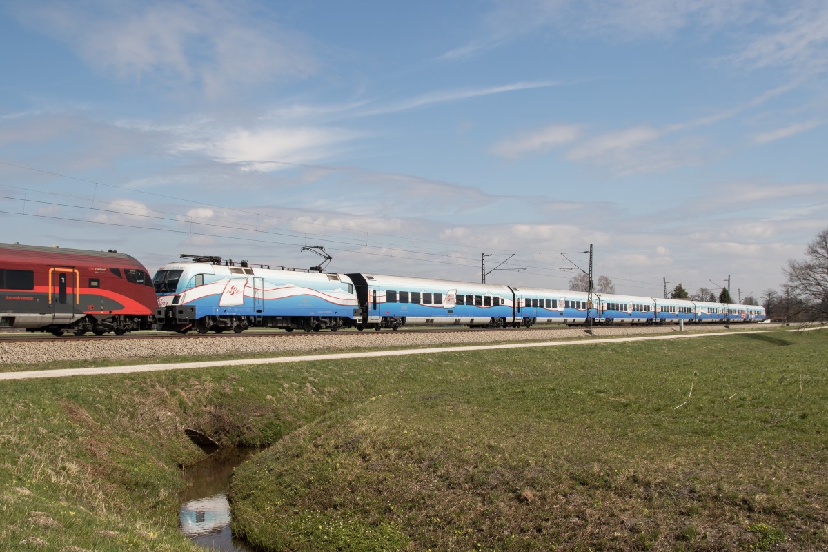 1116 251 mit dem  Ski Austria -Railjet am 8. April 2015 bei �bersee am Chiemsee.
