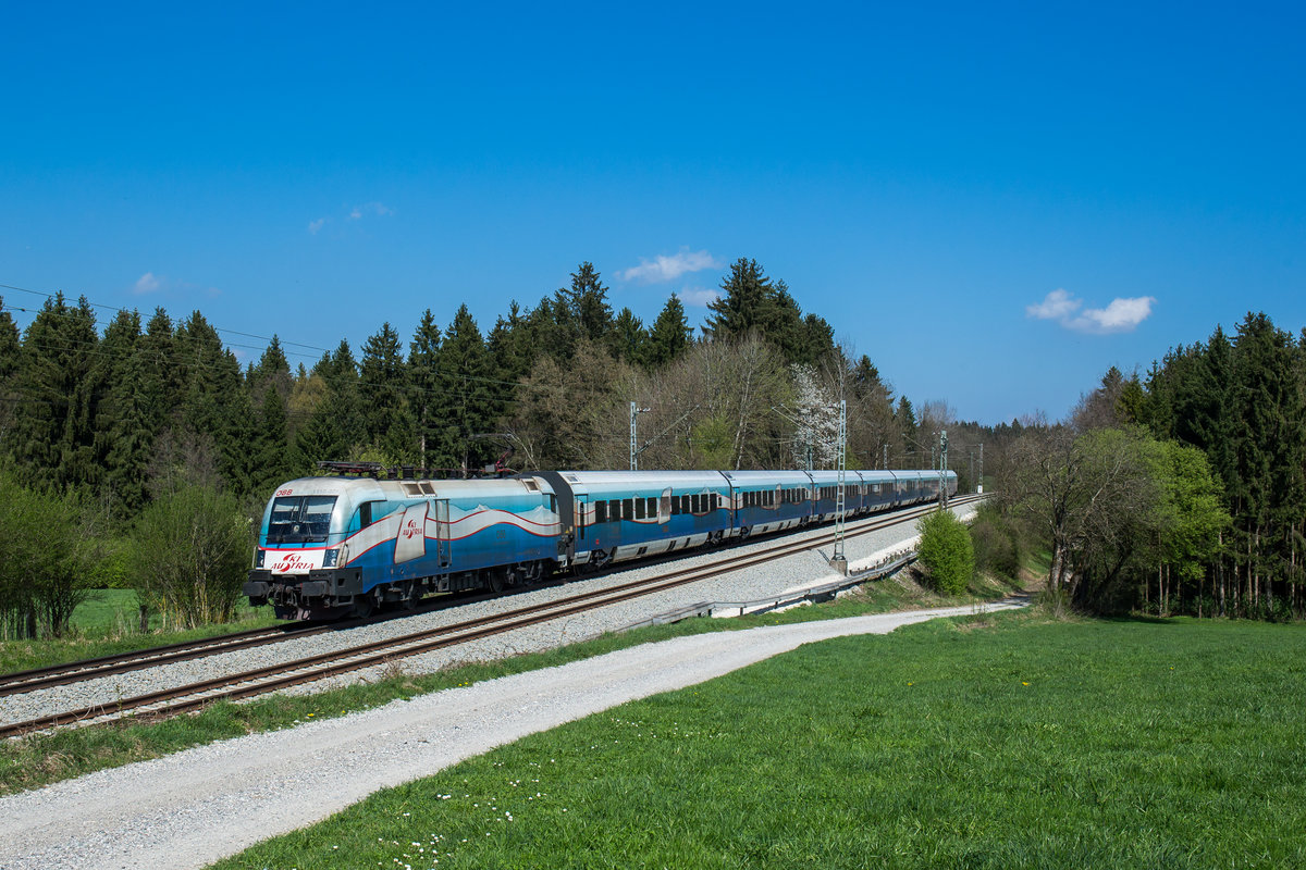 1116 251 mit dem  Ski Austria Railjet  am 9. April 2017 bei Grabenst�tt am Chiemsee.