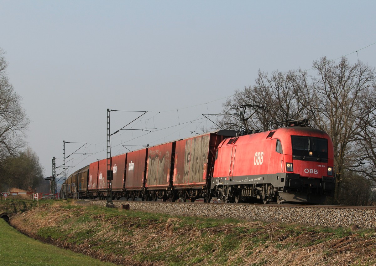 1116 257-7 war am 1. April 2014 mit einem G�terzug bei Weisham in Richtung Salzburg unterwegs.