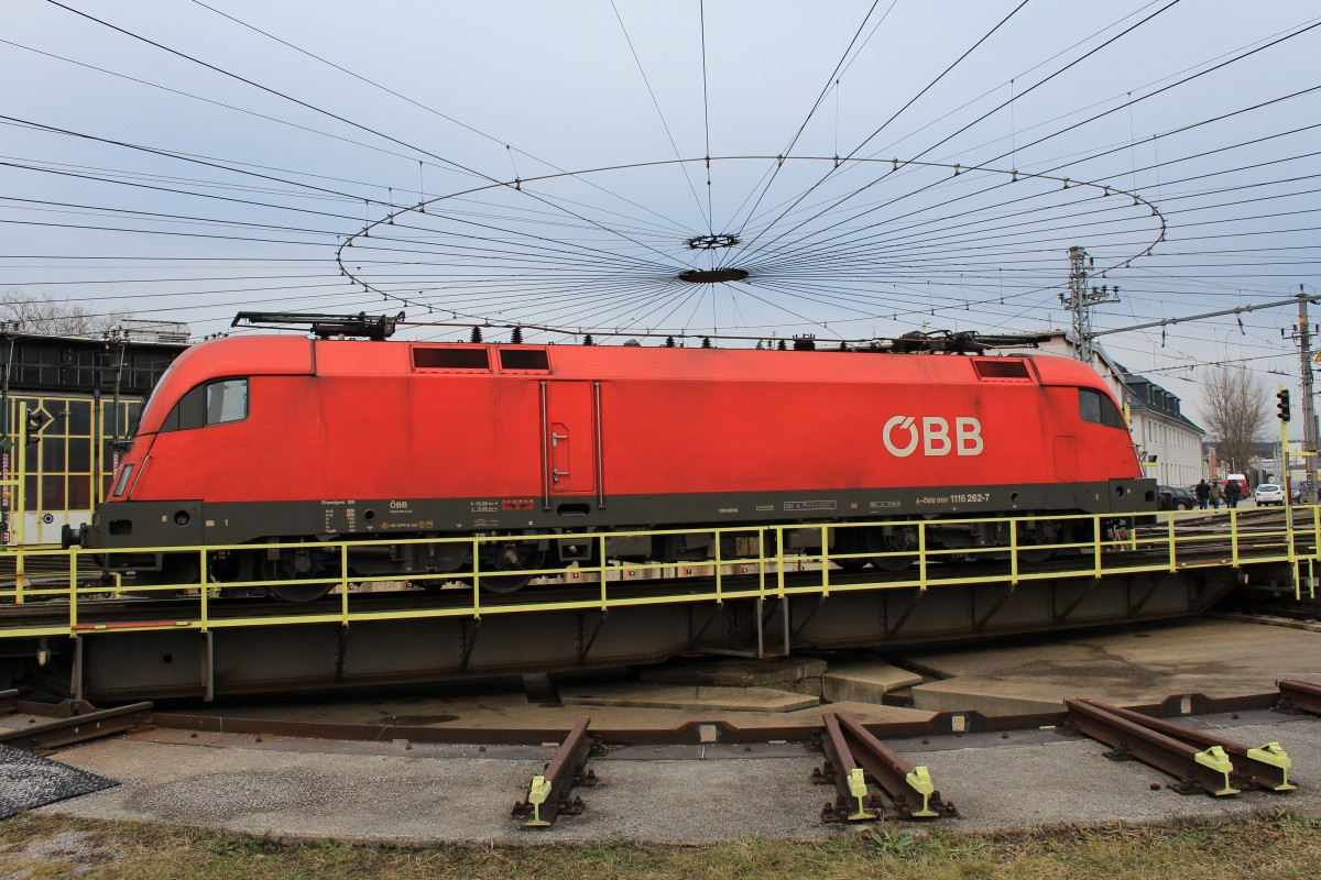 1116 262-7 auf der Drehscheibe in Salzburg am 3. Januar 2013.