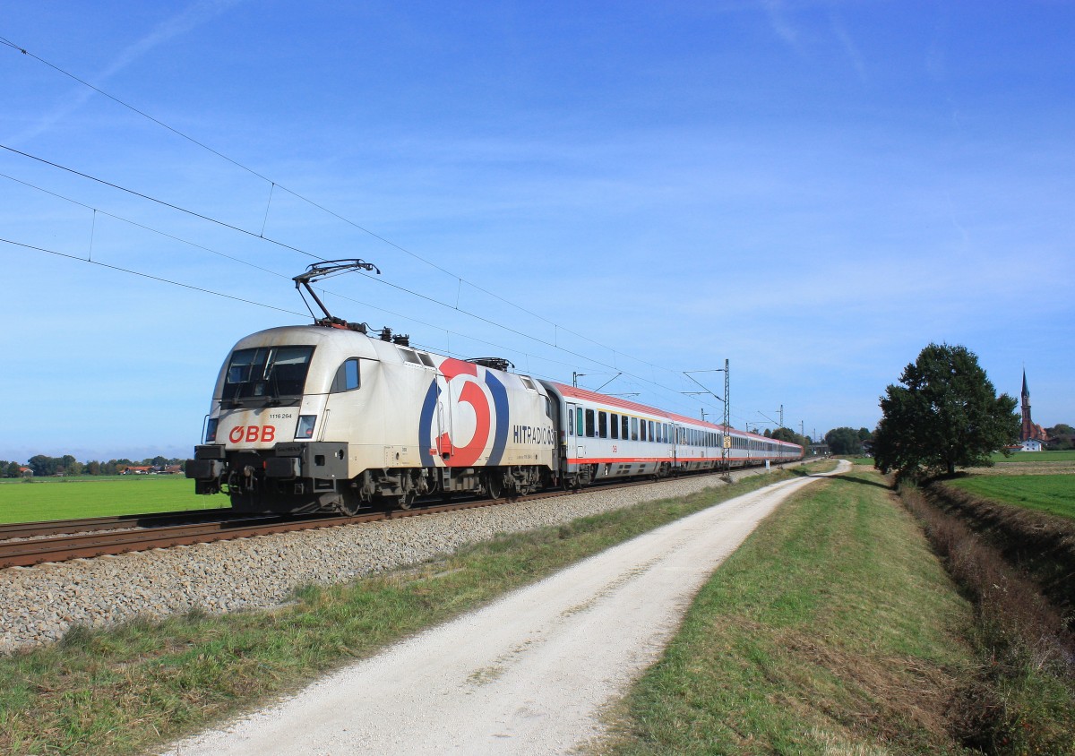 1116 264 am 12. Oktober 2014 bei Übersee schiebend an einem IC in Richtung Salzburg.