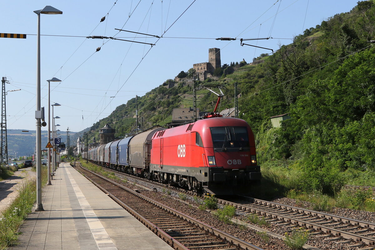 1116 268 bei der durchfahrt von Kaub am Rhein am 21. Juli 2021.