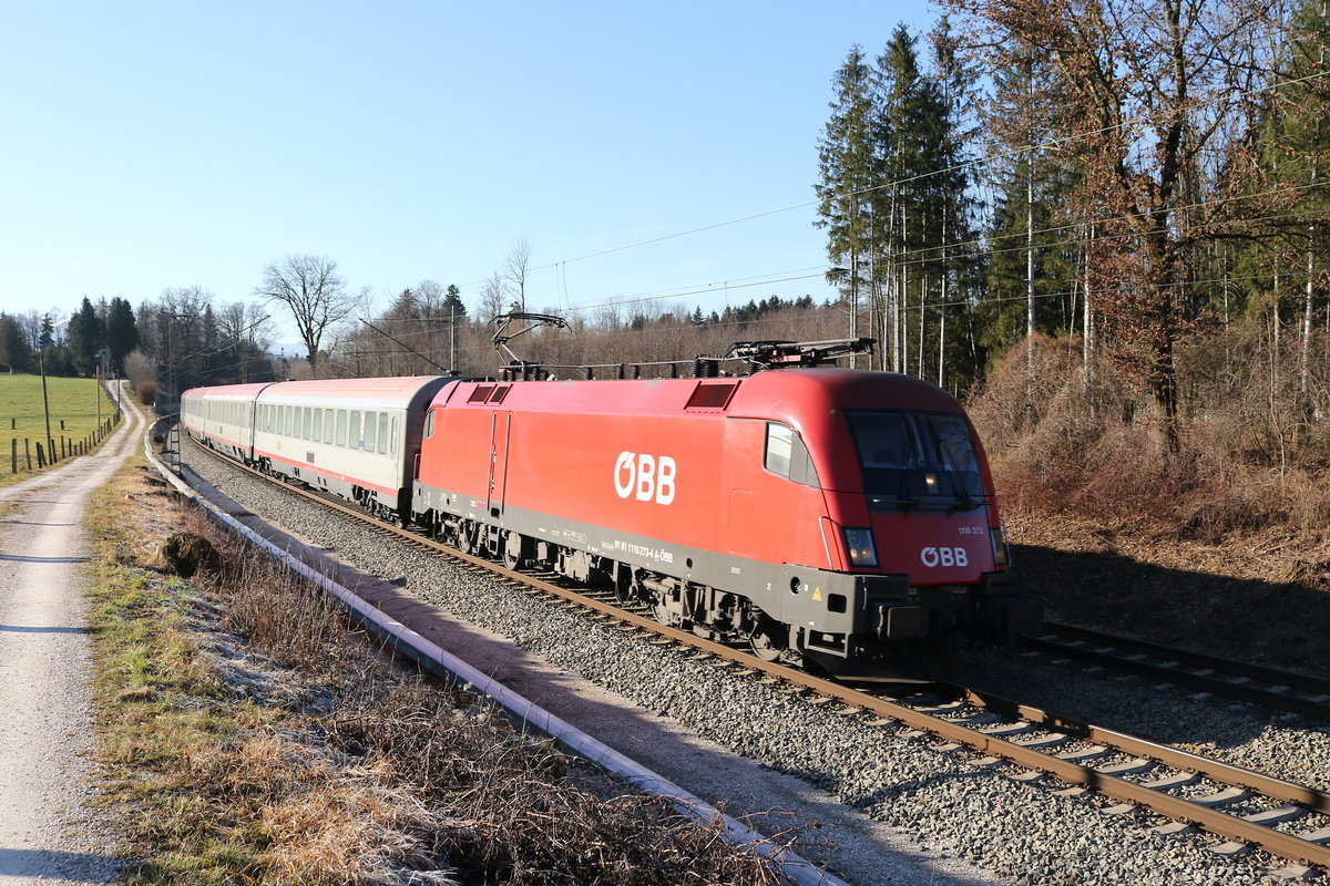 1116 273 war am 29. Dezember 2019 mit einem EC bei Grabenst�tt in Richtung Salzburg unterwegs.