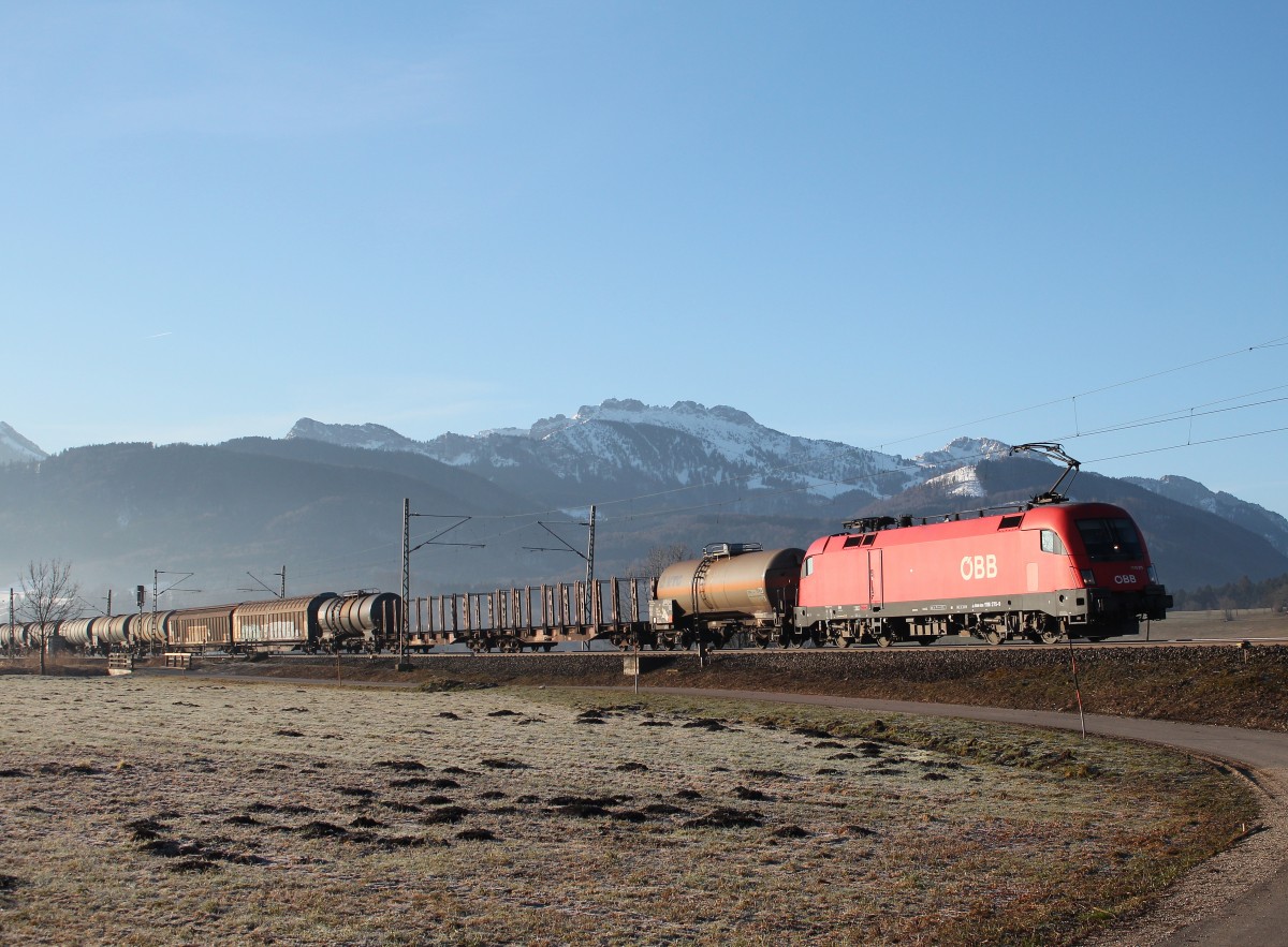 1116 275-9 mit einem gemischten G�terzug am 10. M�rz 2015 bei Weisham.