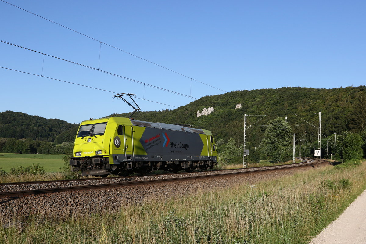 119 008 von  Rhein Cargo  auf Solofahrt am 30. Juni 2020 bei Dollnstein im Altm�hltal.