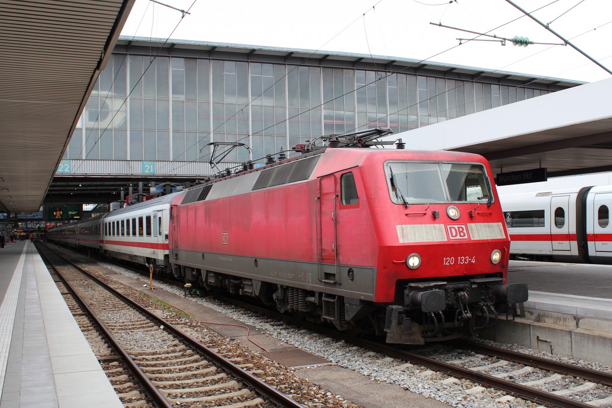 120 133-4 steht am 9. April 2012 abfahrbereit im M�nchner Hauptbahnhof.