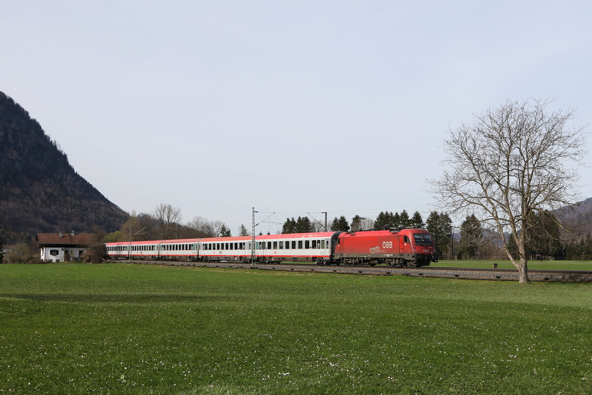 1216 005 mit einem  EC  aus M�nchen kommend am 20. M�rz 2024 bei Brannenburg im Inntal.