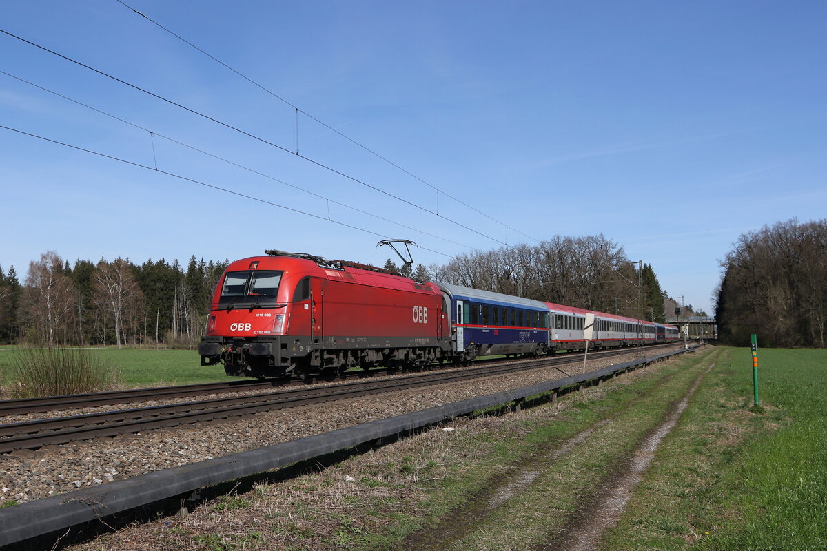 1216 008 war mit einem  EC  am 20. M�rz 2024 bei Brannenburg auf dem Weg zum Brenner.